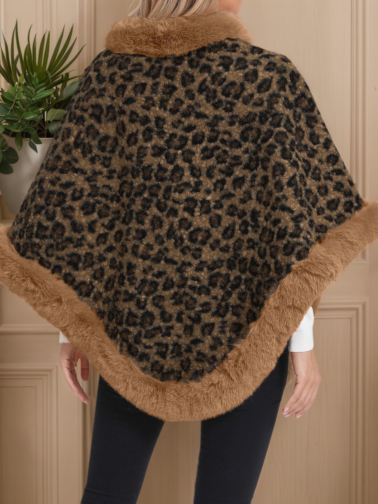 Mantella in maglia con eco-pelliccia